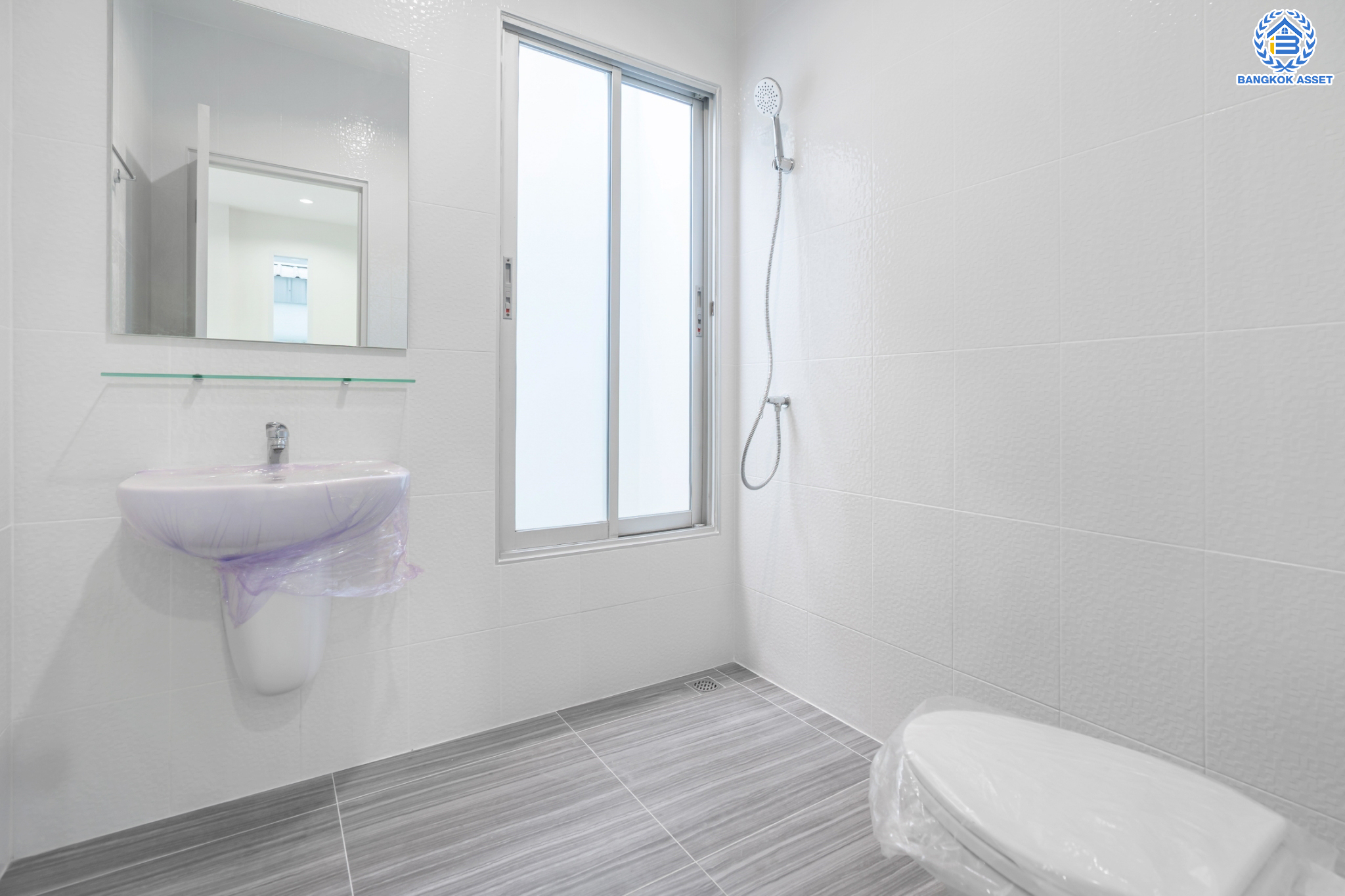 บ้านมือสองตกแต่งใหม่ ม.ปารวีร์ เพชรเกษม63 บ้านแฝดฟังก์ชันระดับบ้านเดี่ยว เนื้อที่ 40 ตร.ว. ฟังก์ชัน 3 ห้องนอน 2 ห้องน้ำ 1 ที่จอดรถ บนพื้นที่ใช้สอย 133 ตร.ม. ทำเลศักยภาพ เชื่อมต่อหลายเส้นทาง ใกล้เดอะมอลล์บางแค จุดขึ้นทางด่วน "เพชรเกษม" และรถไฟฟ้าสายสีน้ำเงิน "สถานีหลักสอง"